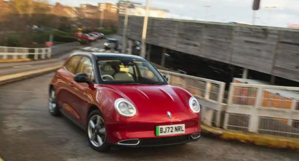 Може да сте виждали няколко реклами за тези автомобили с необичайни имена, носещи се наоколо. Нито едно от тях не обяснява, че Ora Funky Cat се произвежда от Great Wall Motors, компания, която вече е добре известна в Европа.

Точно така, производителят на пикапа Great Wall Steed вече е достатъчно популярен и сега предлага електрическо супермини.

Ora Funky Cat е проектиран да се изправи срещу Fiat 500 и Vauxhall Corsa Electric, като пристига с лека (но евтина за зареждане) батерия от 48kWh и пробег от 240 км.
Честно казано, той не е толкова добре обмислен като Fiat или Vauxhall, но предлага повече място за по-малко пари.
